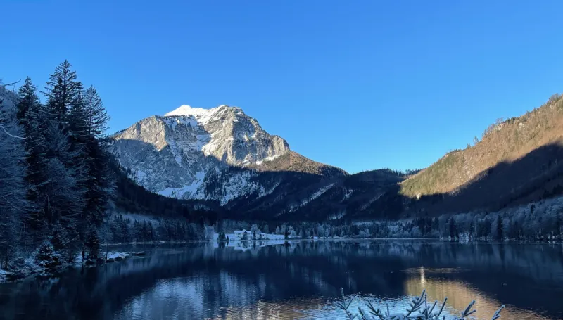 Bergsee im Winter