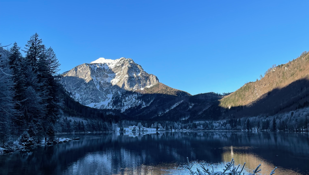 Bergsee im Winter