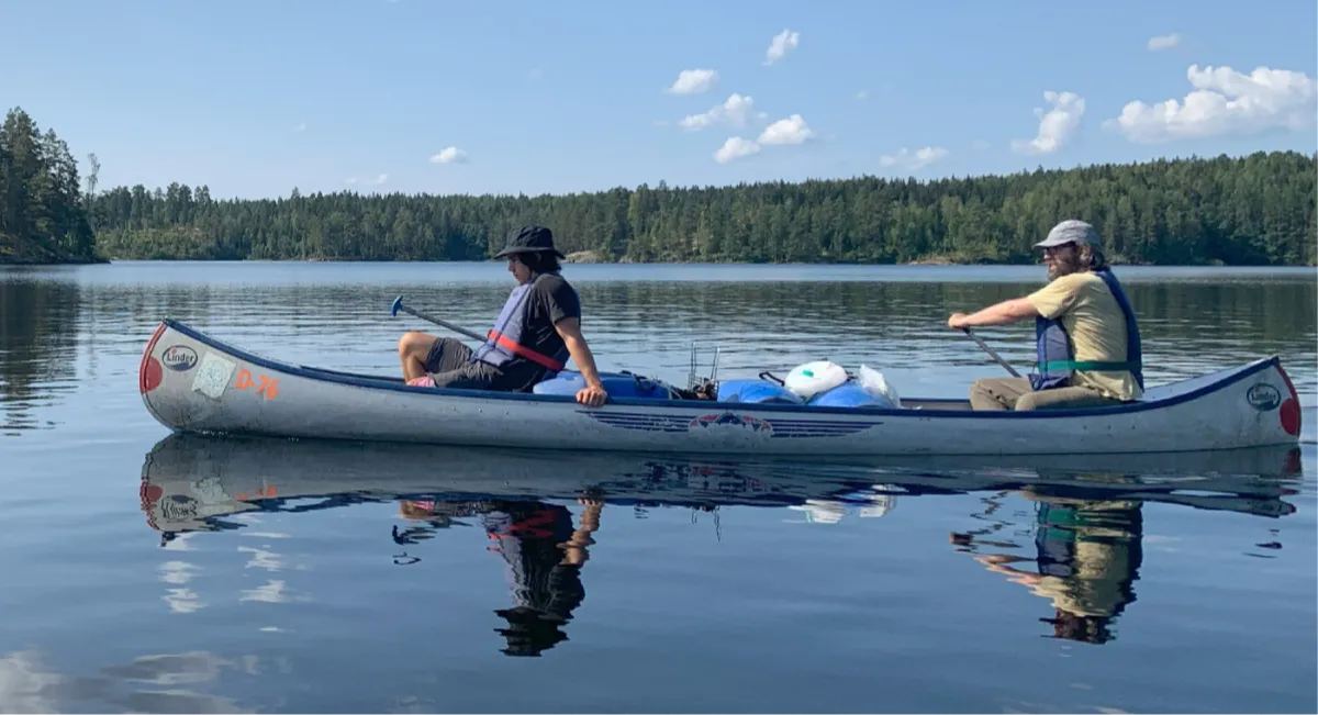 Zwei Personen in Kanu am See