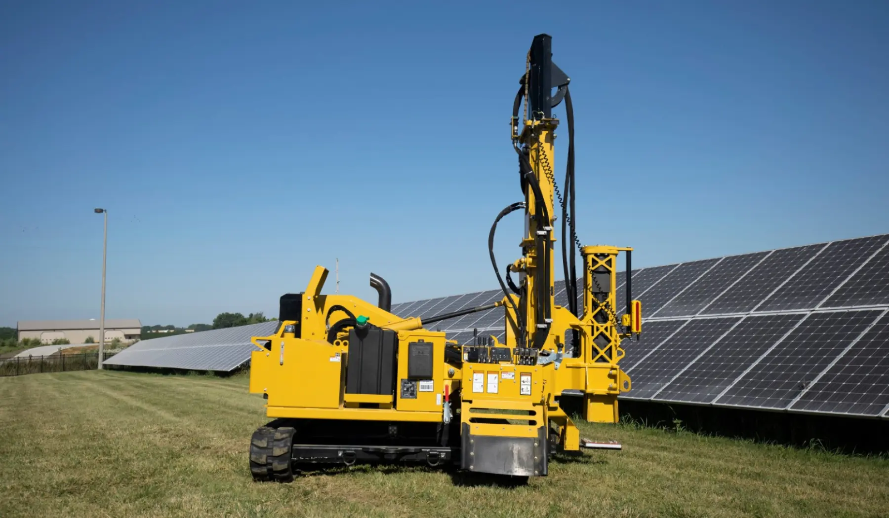 Zwei Rammmaschinen für PV-Installation